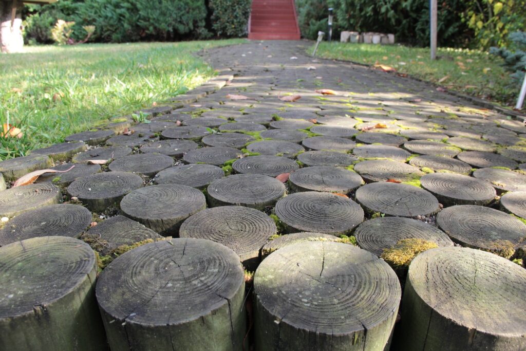 Idee per realizzare un vialetto in giardino con i ceppi di legno